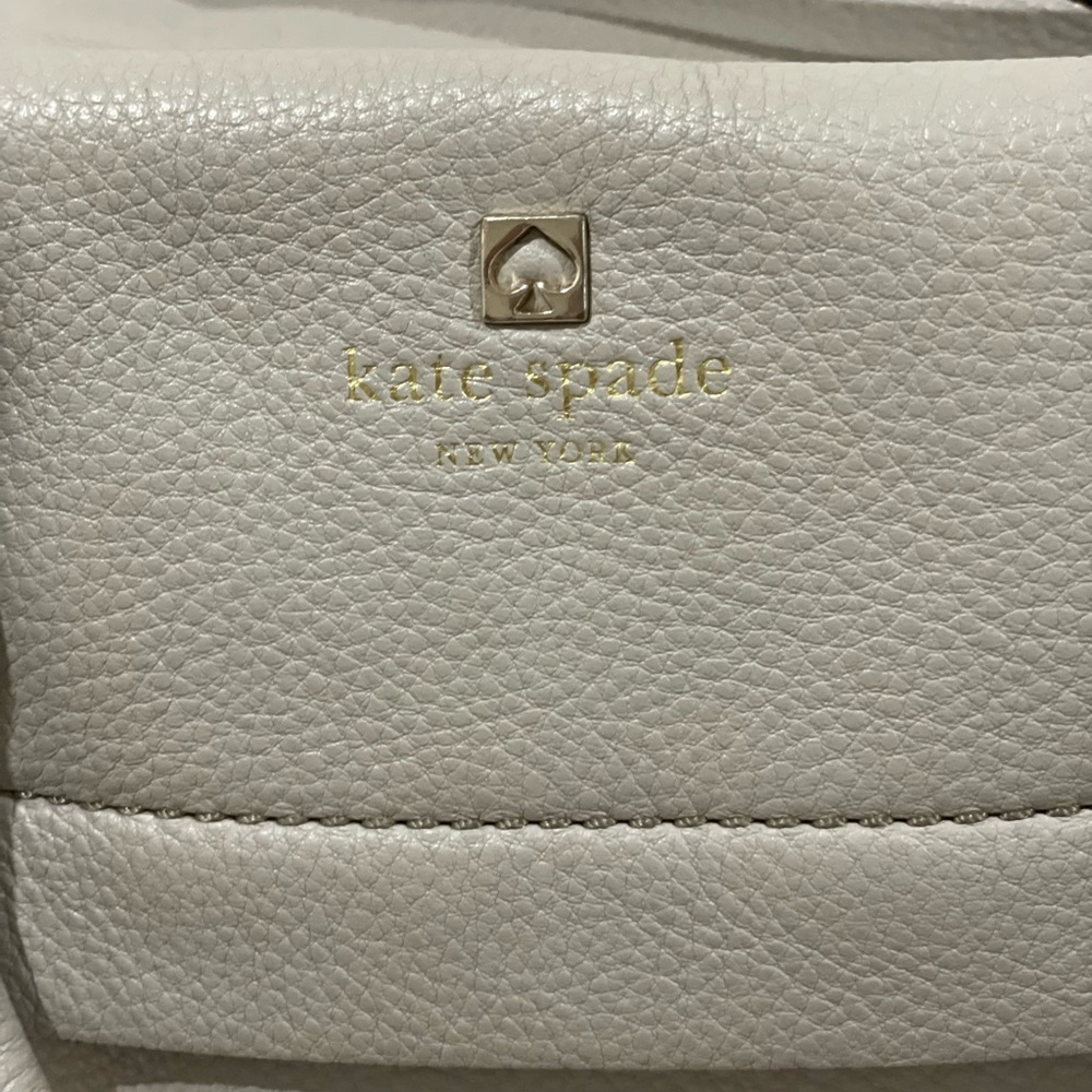Used Kate Spade crossbody bag. Still in good condition.
